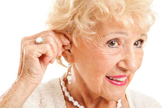 aînée heureuse avec un appareil auditif